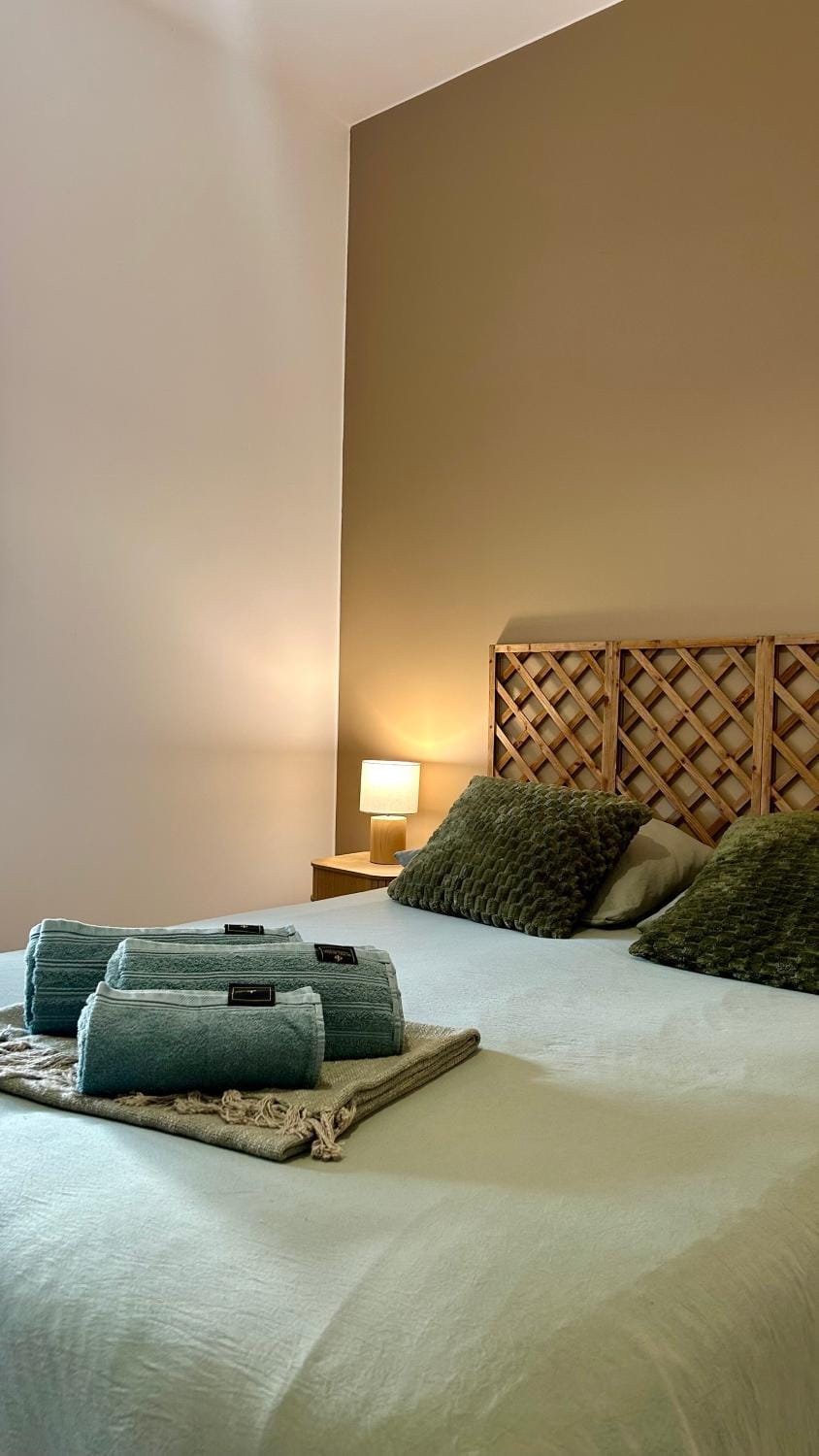 Bed, towels