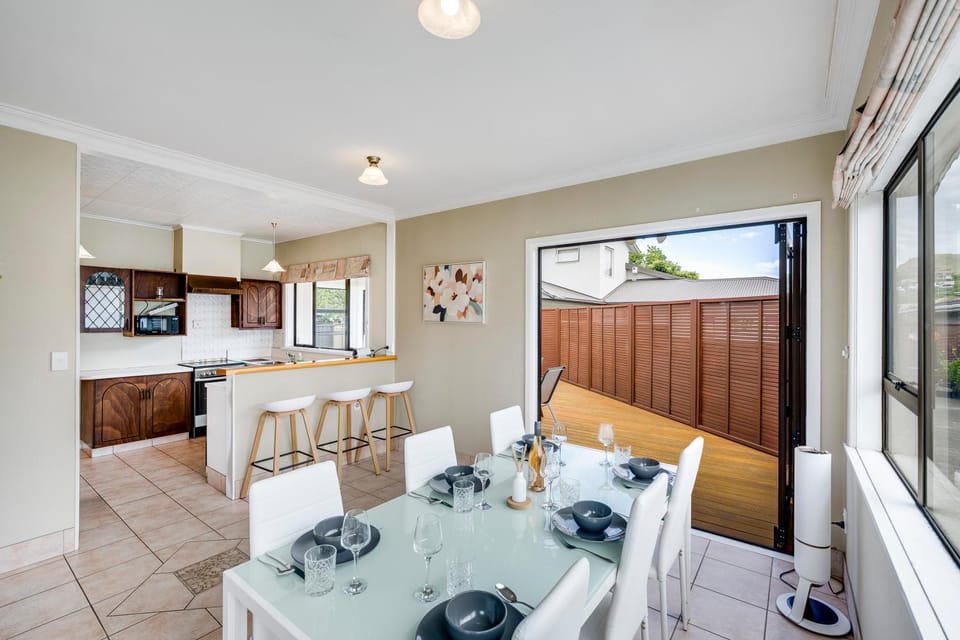 Dining area, kitchen