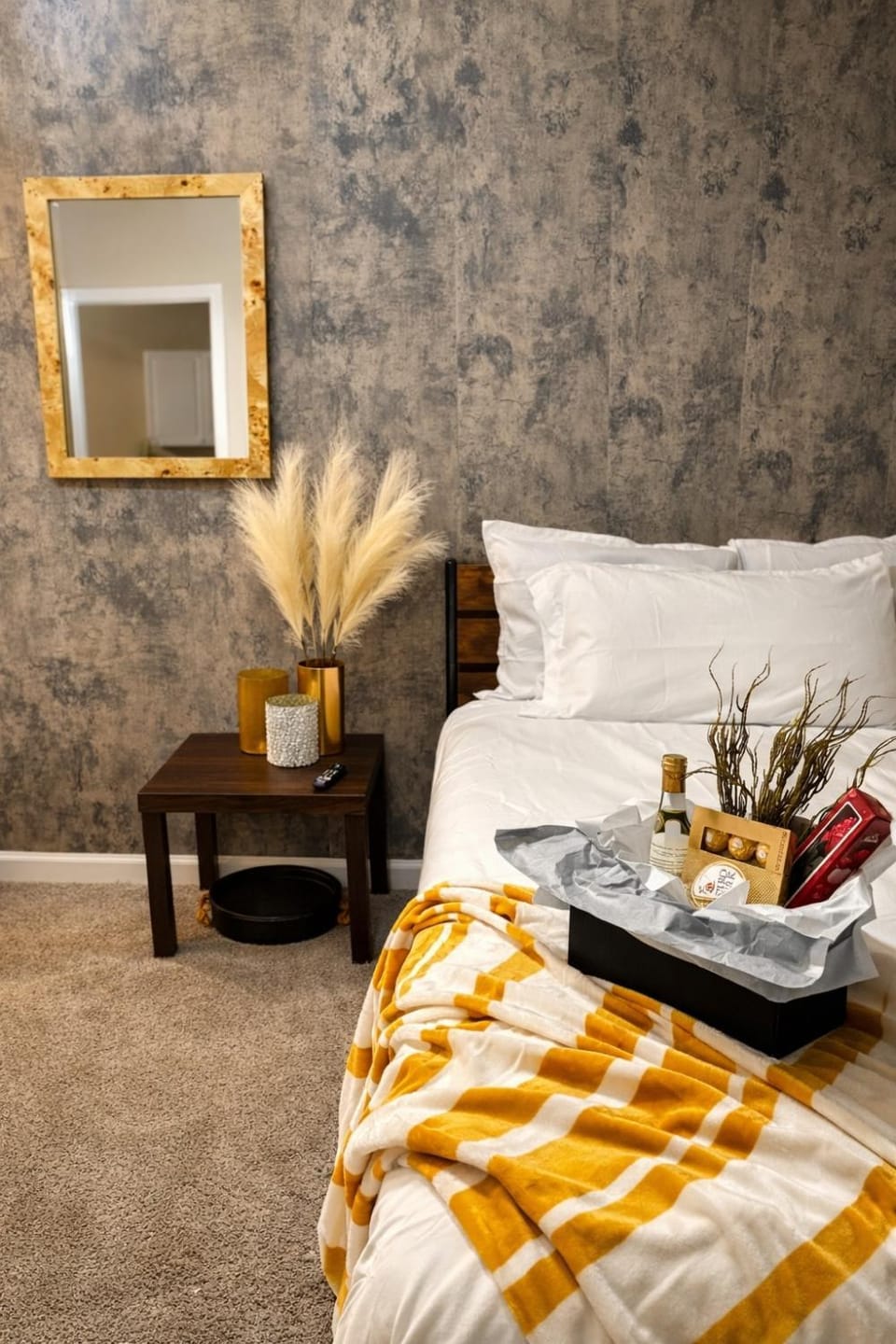 Boutique Condo with Patio Heart of Downtown Memphis Gated Parking Apartment in Memphis