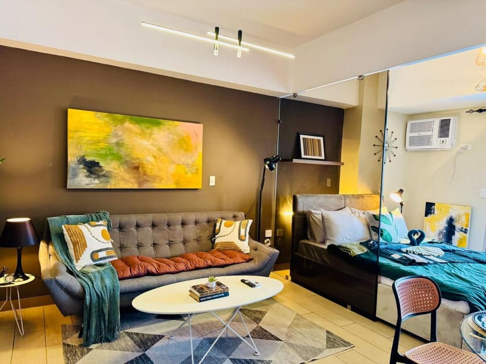 Cozy unit with balcony Netflix walk to Venice Mall Apartment in Makati
