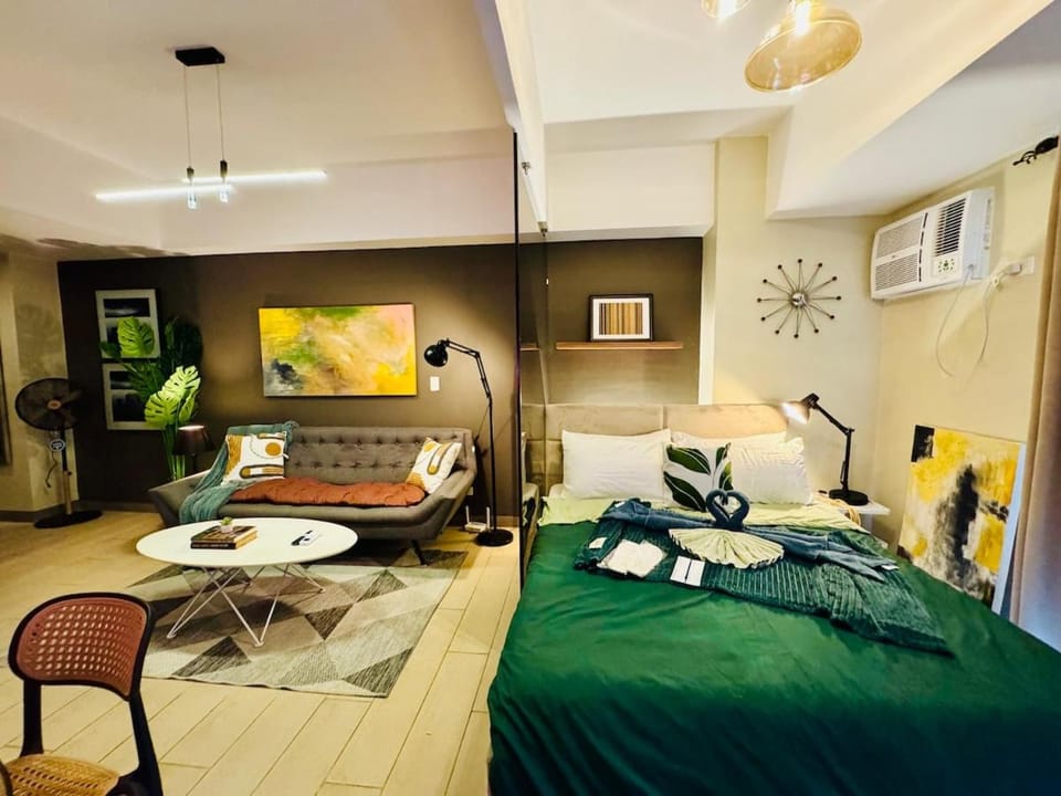 Cozy unit with balcony Netflix walk to Venice Mall Apartment in Makati