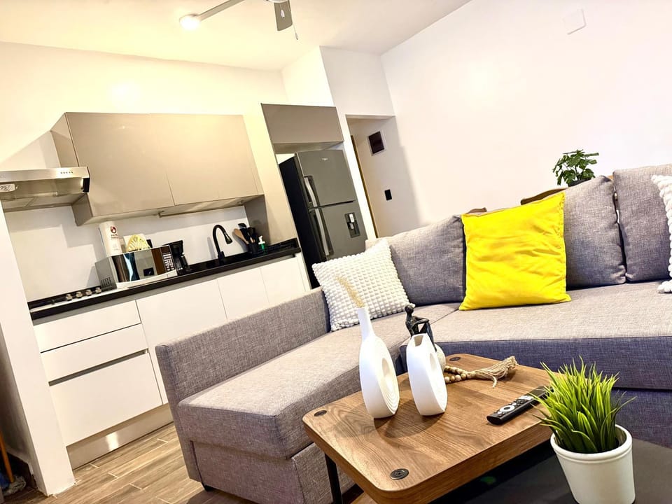 Coffee/tea facilities, Kitchen or kitchenette, Living room, Seating area, Dining area, minibar, stove