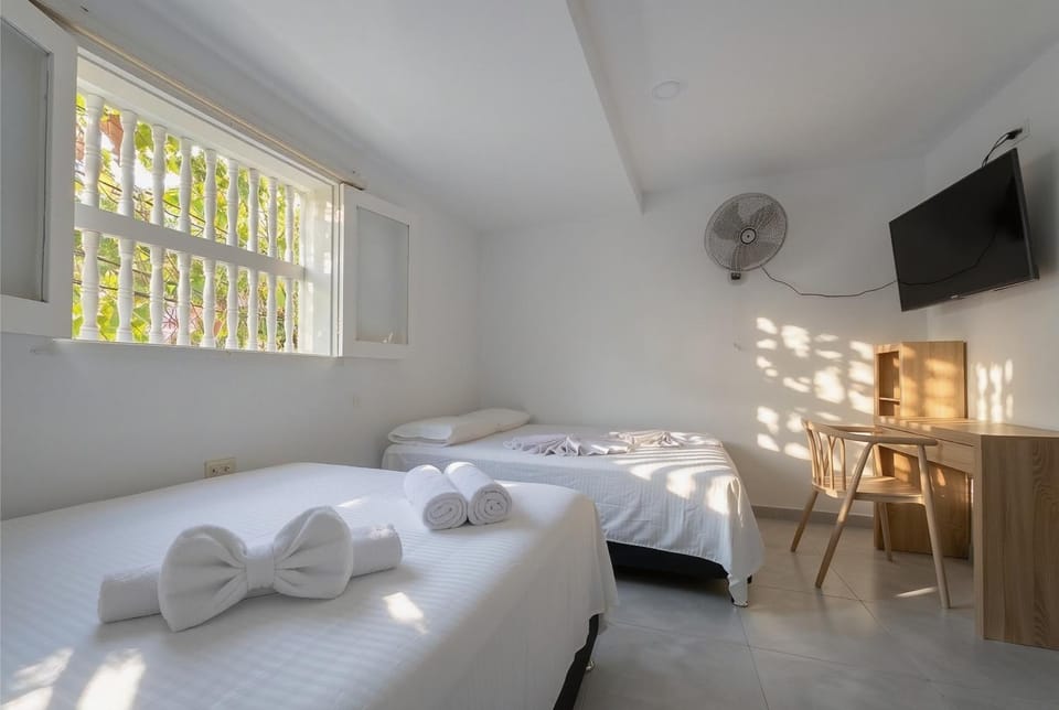 Bed, TV and multimedia, Photo of the whole room, Bedroom, towels