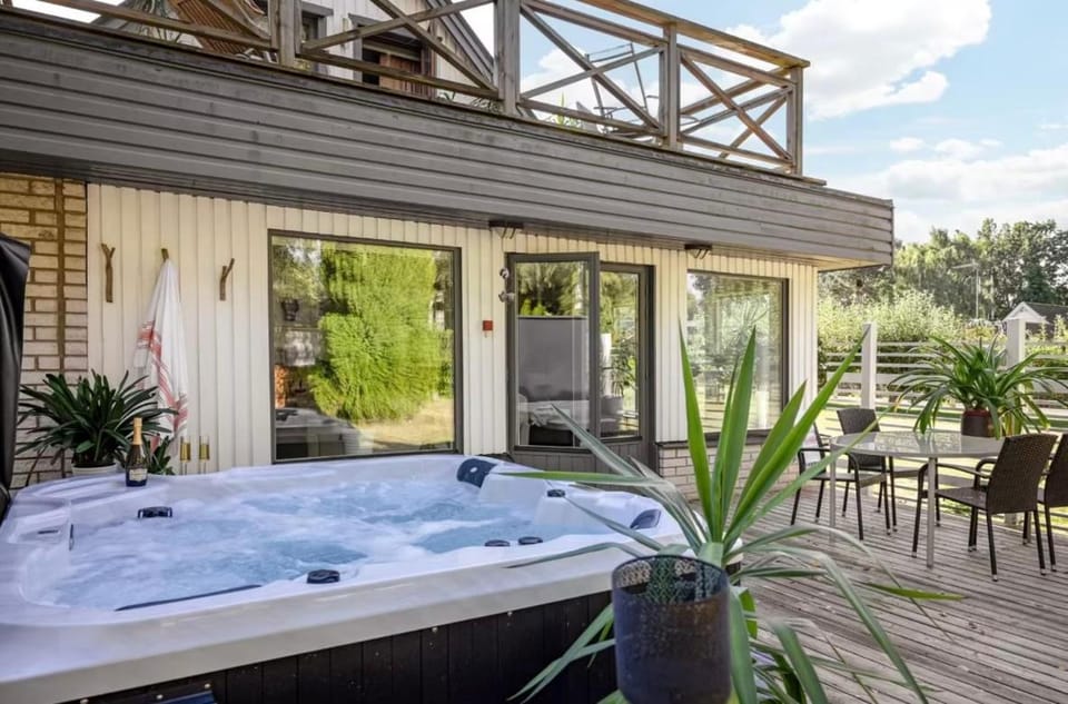 Garden, Hot Tub, Balcony/Terrace