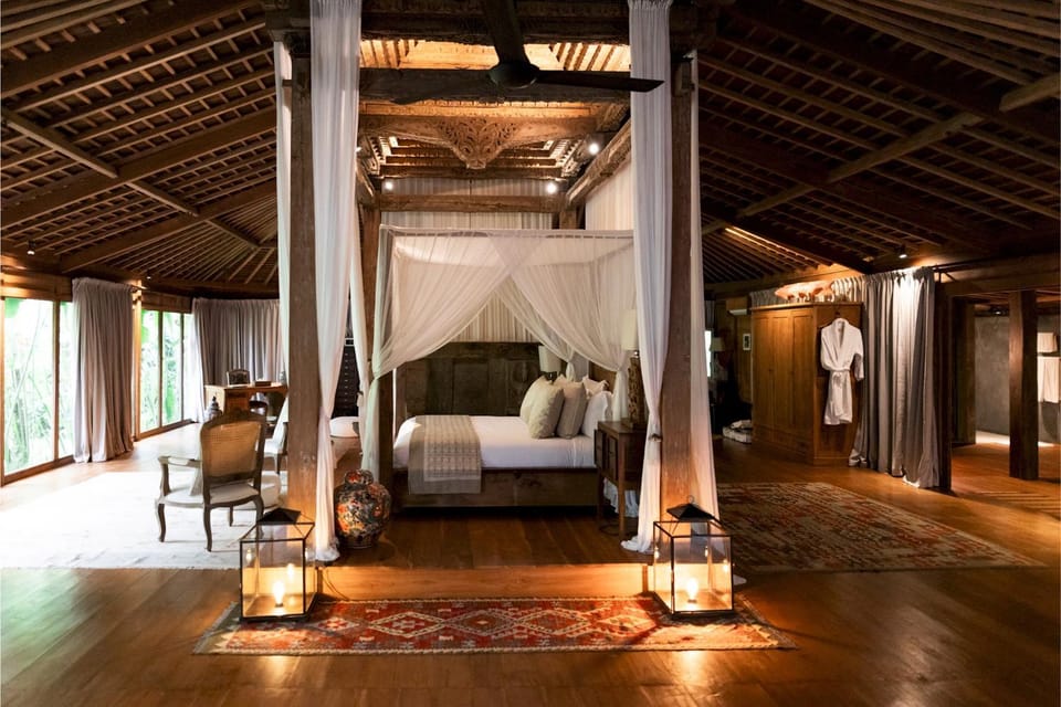 Bed, Photo of the whole room, Seating area, Bedroom