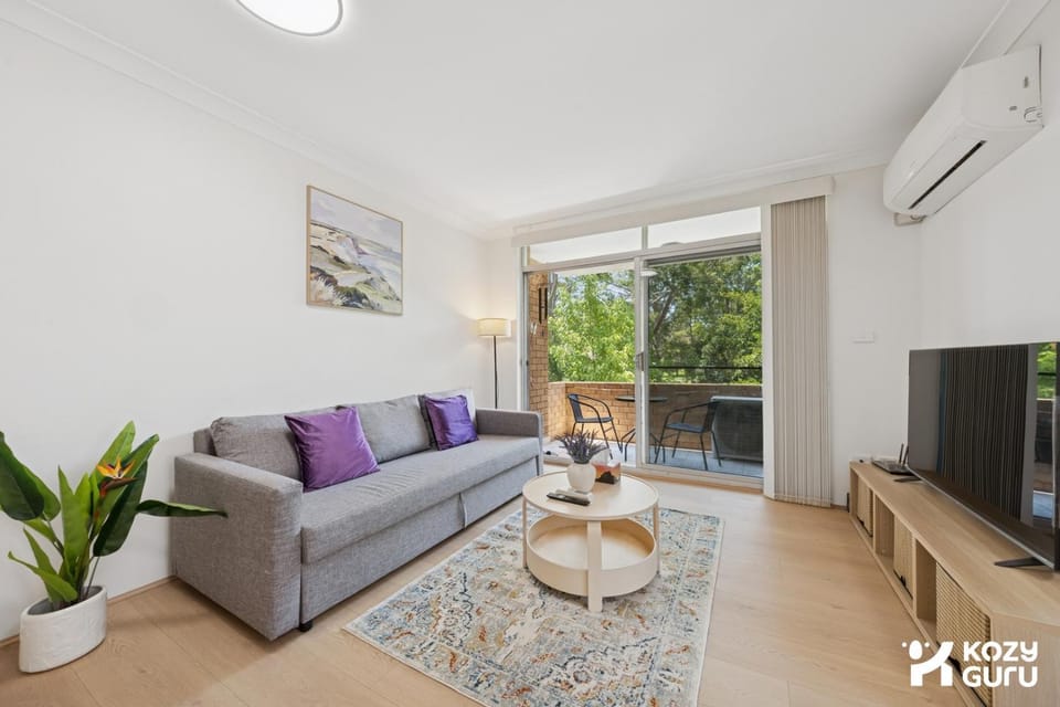 KozyGuru | Macquarie Park | Sunny Apt near Metro Apartment in Sydney