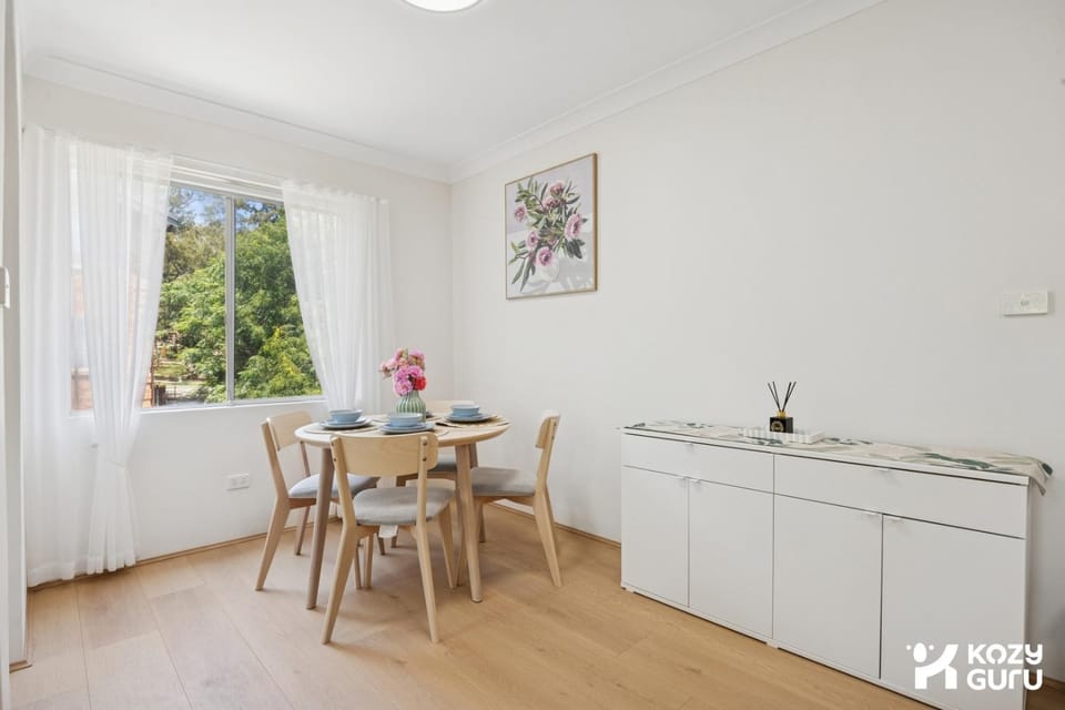 KozyGuru | Macquarie Park | Sunny Apt near Metro Apartment in Sydney
