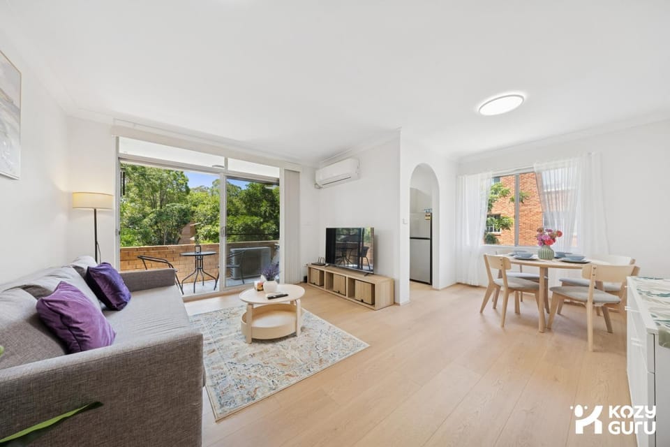 KozyGuru | Macquarie Park | Sunny Apt near Metro Apartment in Sydney