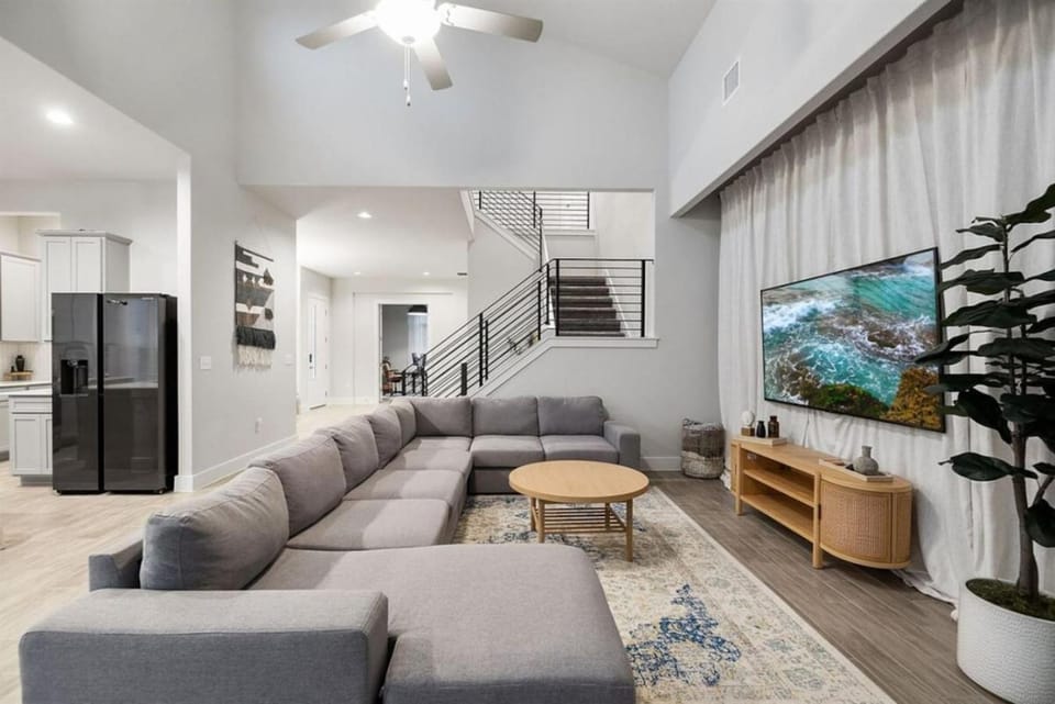 Modern and lux 4B House with Office 20 min to DT House in Austin