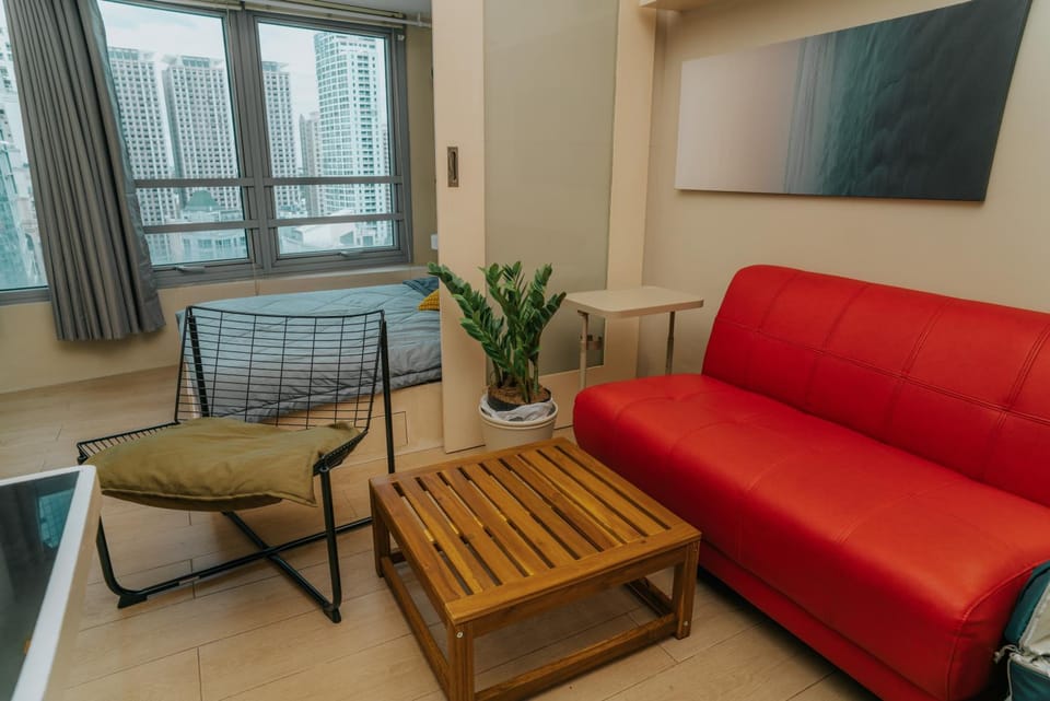 Chic Eastwood Studio w Pool Gym Access, 55inch TV and Wifi Apartment hotel in Pasig