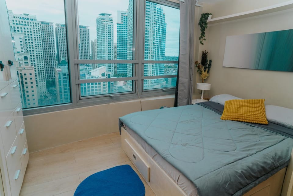 Chic Eastwood Studio w Pool Gym Access, 55inch TV and Wifi Apartment hotel in Pasig