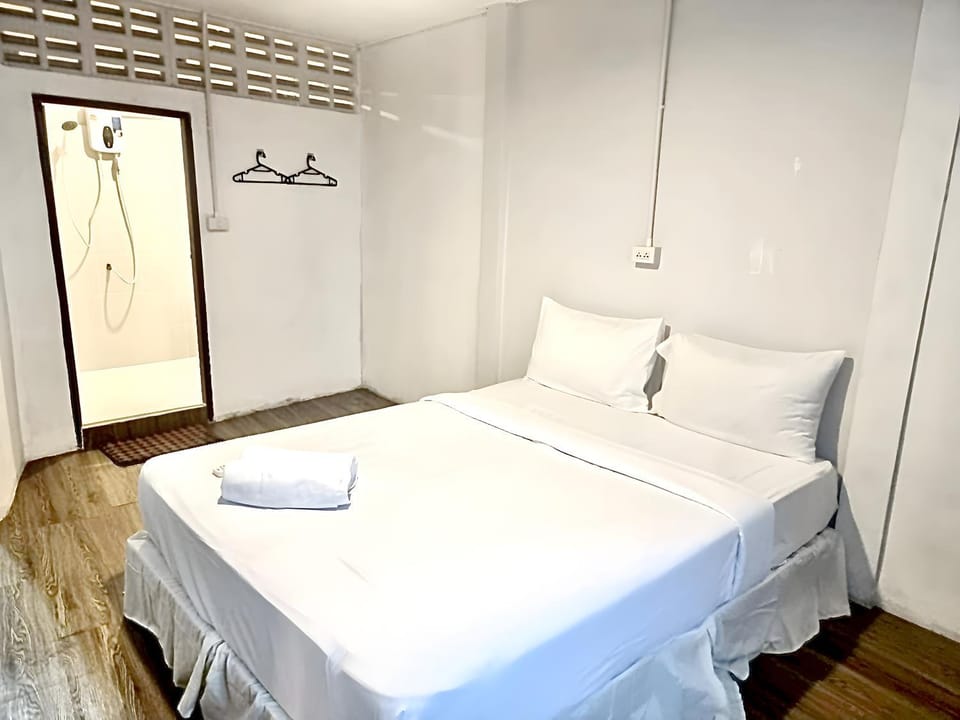 Bed, Photo of the whole room, Bedroom, towels