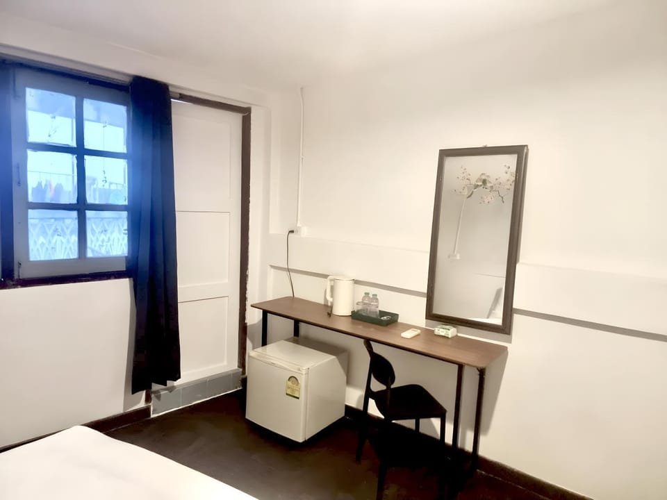 Bed, Photo of the whole room, Dining area, Bedroom