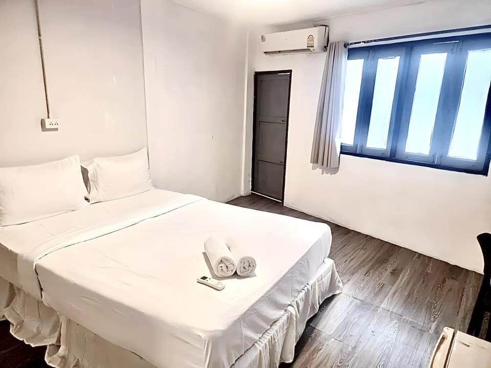Bed, Photo of the whole room, Bedroom, towels, air conditioner