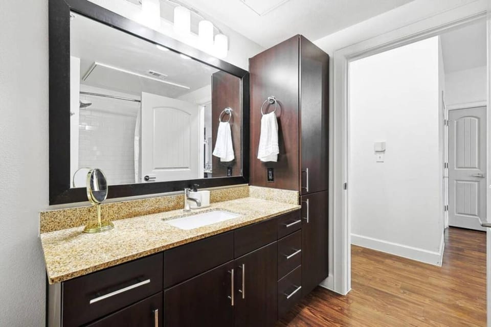 Luxe 1 Bedroom with Pool Near Toyota HQ & Legacy West Apartment in The Colony