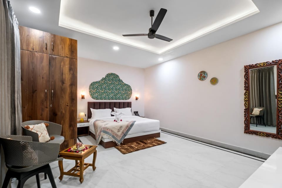 Bed, Photo of the whole room, Seating area, Bedroom, wardrobe
