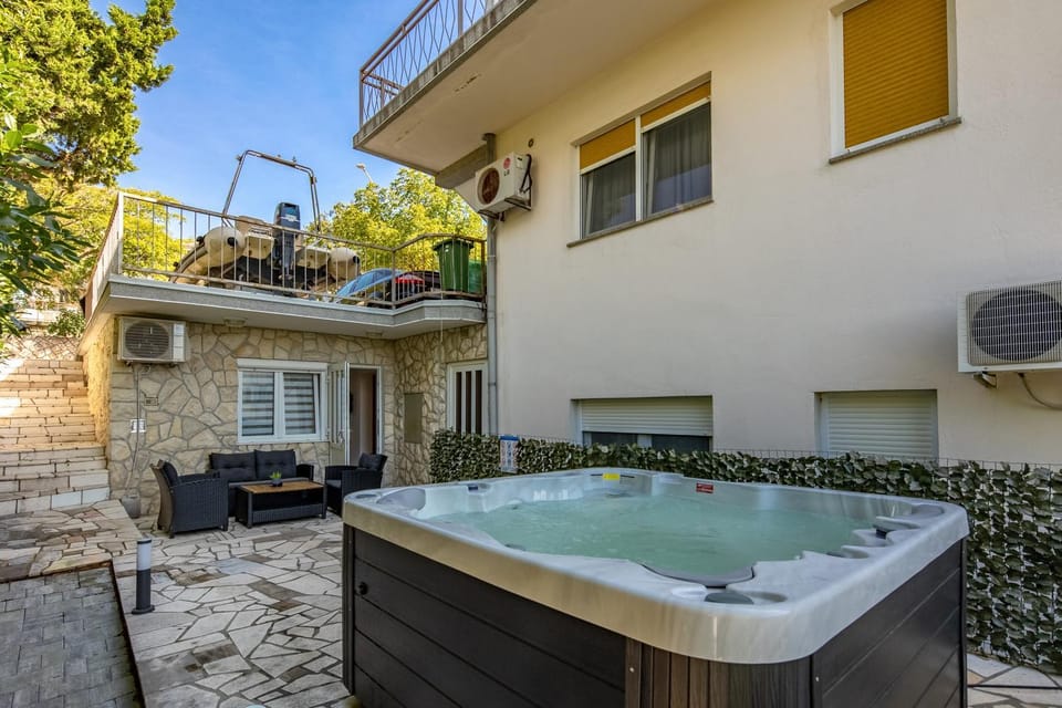 Property building, Hot Tub
