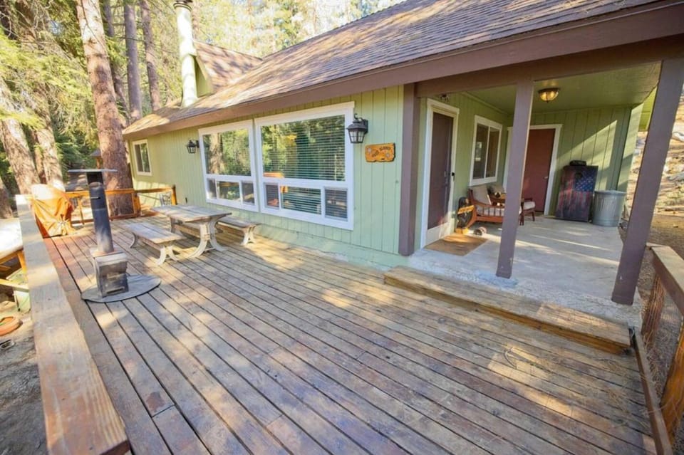 Ponderosa Pines Cabin with Treehouse and Zipline Cabin in Sierra Nevada