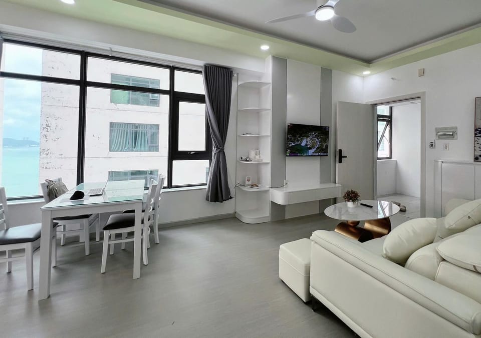 TV and multimedia, Living room, Seating area, Dining area