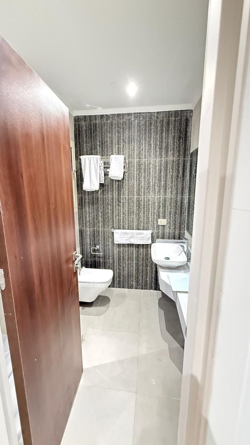 Shower, Toilet, Bathroom, Bath, bidet, towels