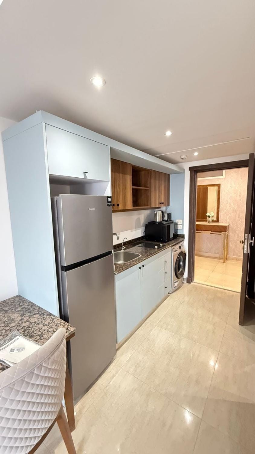 Kitchen or kitchenette, minibar, oven, stove, washing machine