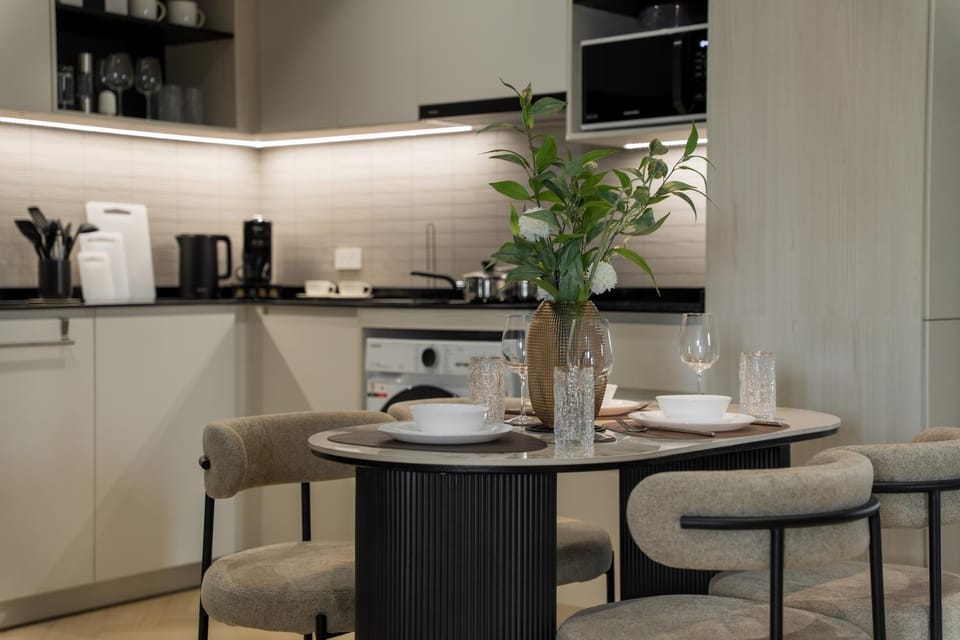 Coffee/tea facilities, Living room, Seating area, Dining area, stove, washing machine