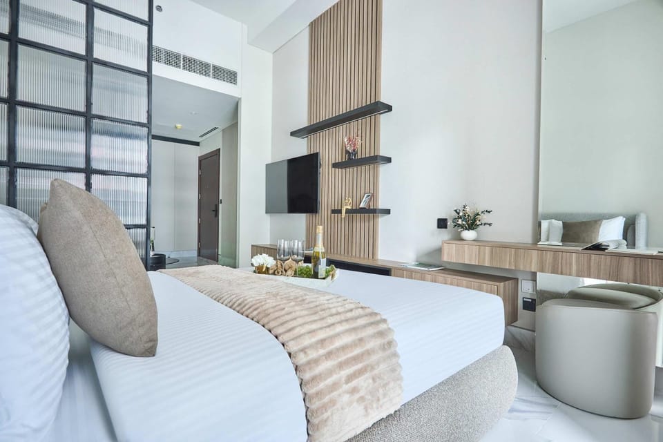 Bed, Living room, Seating area