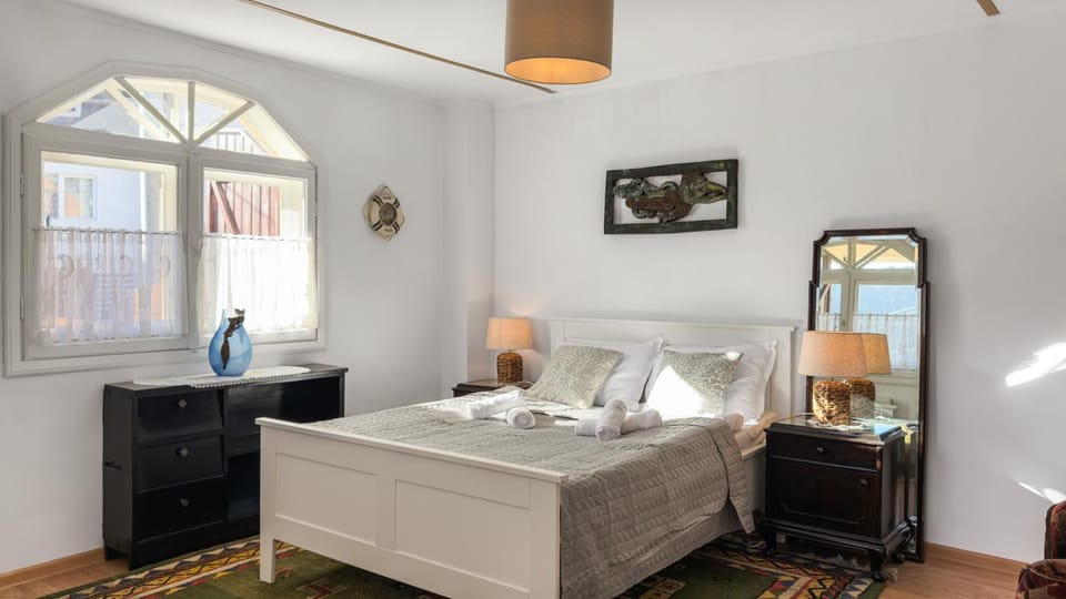 Photo of the whole room, Bedroom, towels