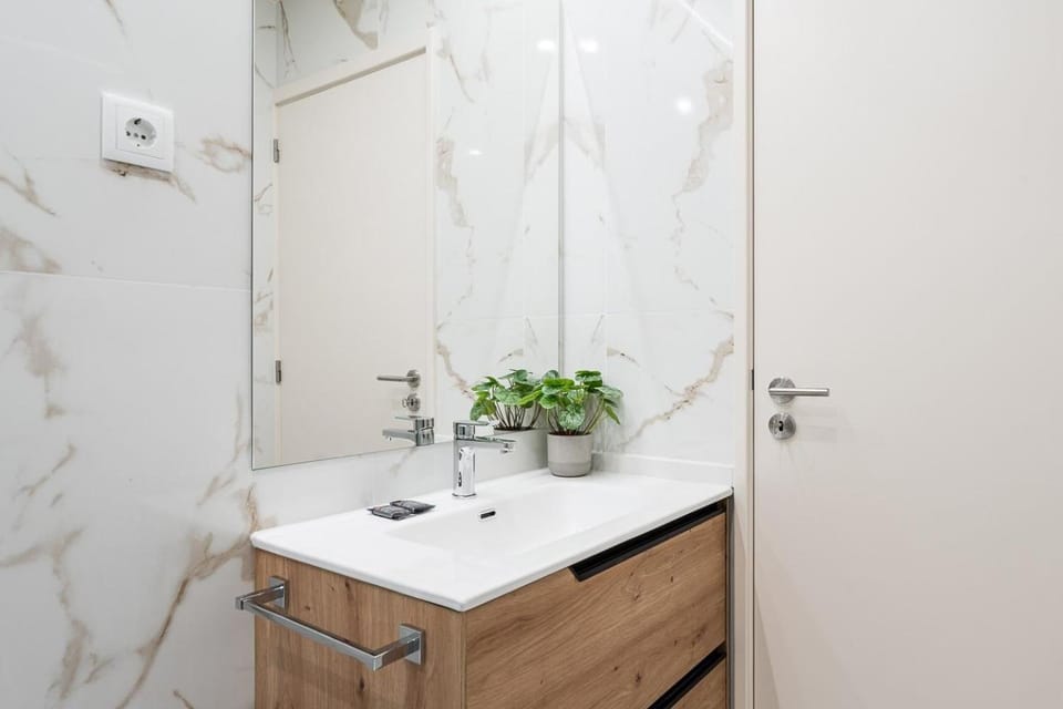 GuestReady – Elegant Marble Wing Apartment in Porto