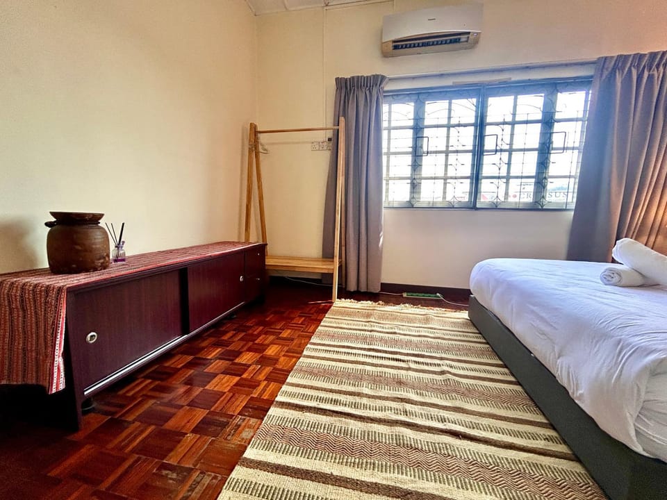 Cozy Master Bedroom in Shared Bungalow House SS2 PJ Vacation rental in Petaling Jaya