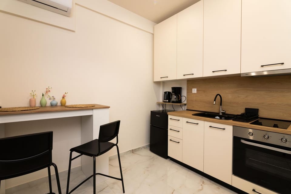 Kitchen or kitchenette, Dining area, oven, stove