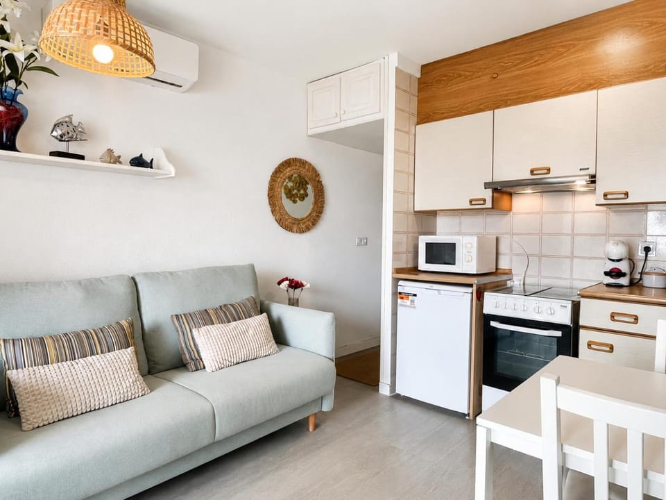 Kitchen or kitchenette, Living room, Dining area