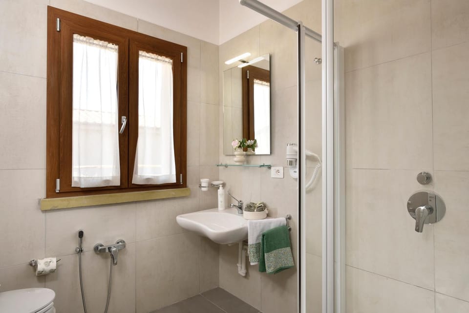 Shower, Toilet, Bathroom, bidet, towels