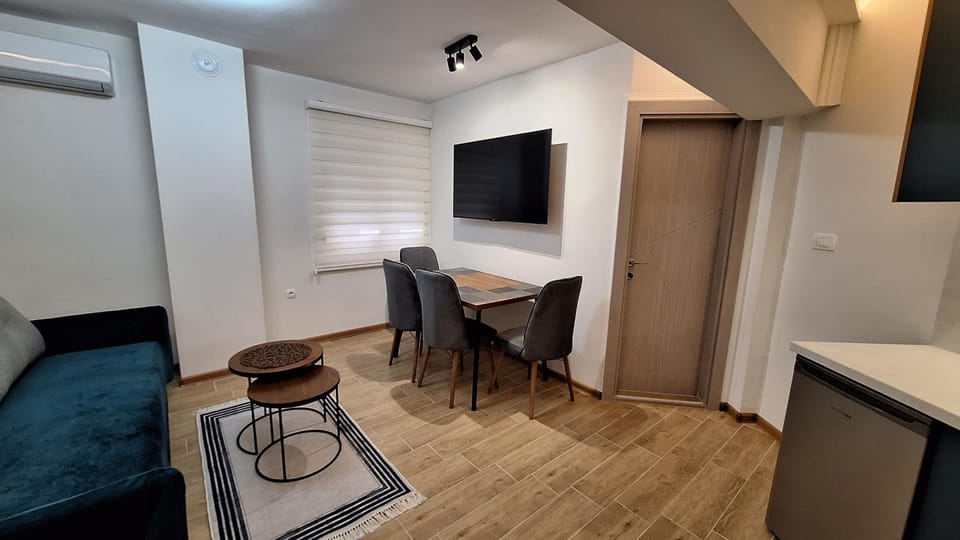 Communal lounge/ TV room, TV and multimedia, Kitchen or kitchenette, Living room, Seating area, Dining area, Evening entertainment