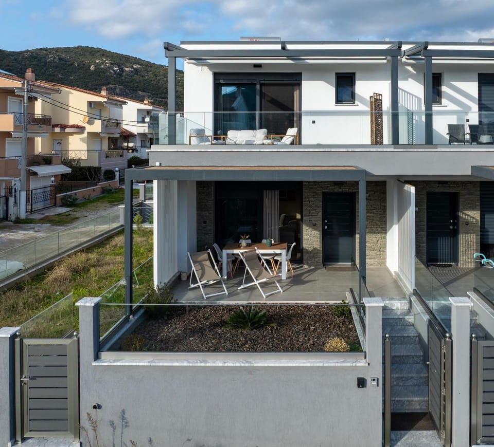 Property building, Patio, Balcony/Terrace