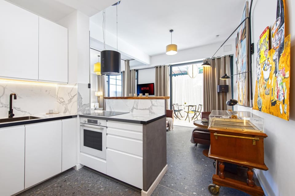 Coffee/tea facilities, Kitchen or kitchenette, microwave, oven, stove, toaster