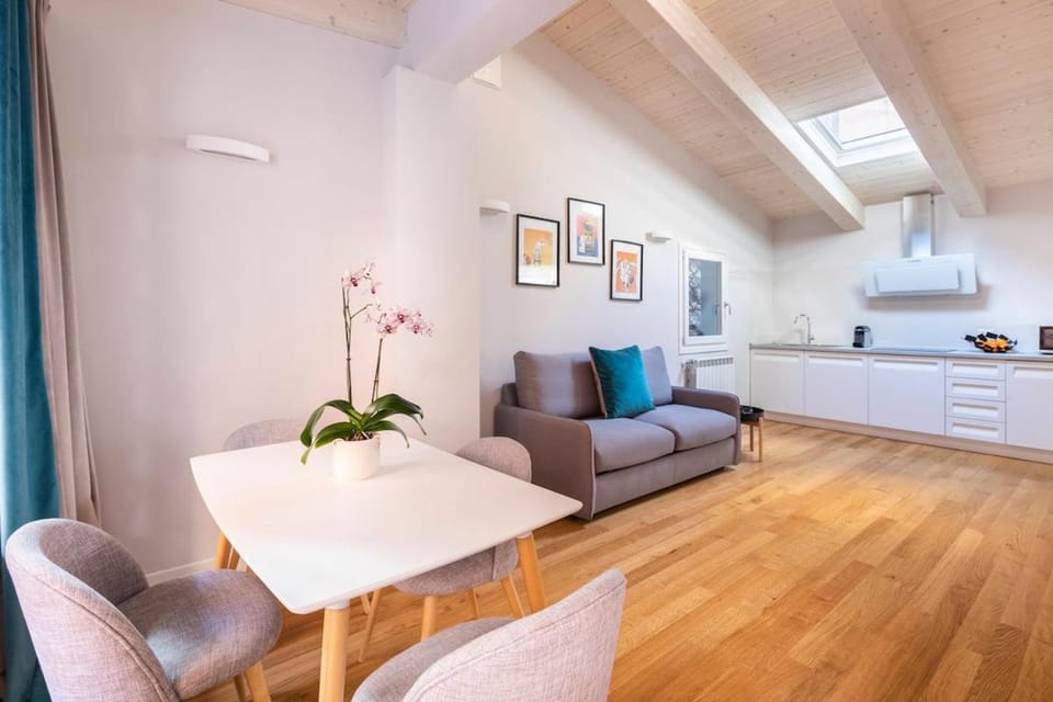 Photo of the whole room, Seating area, kitchen