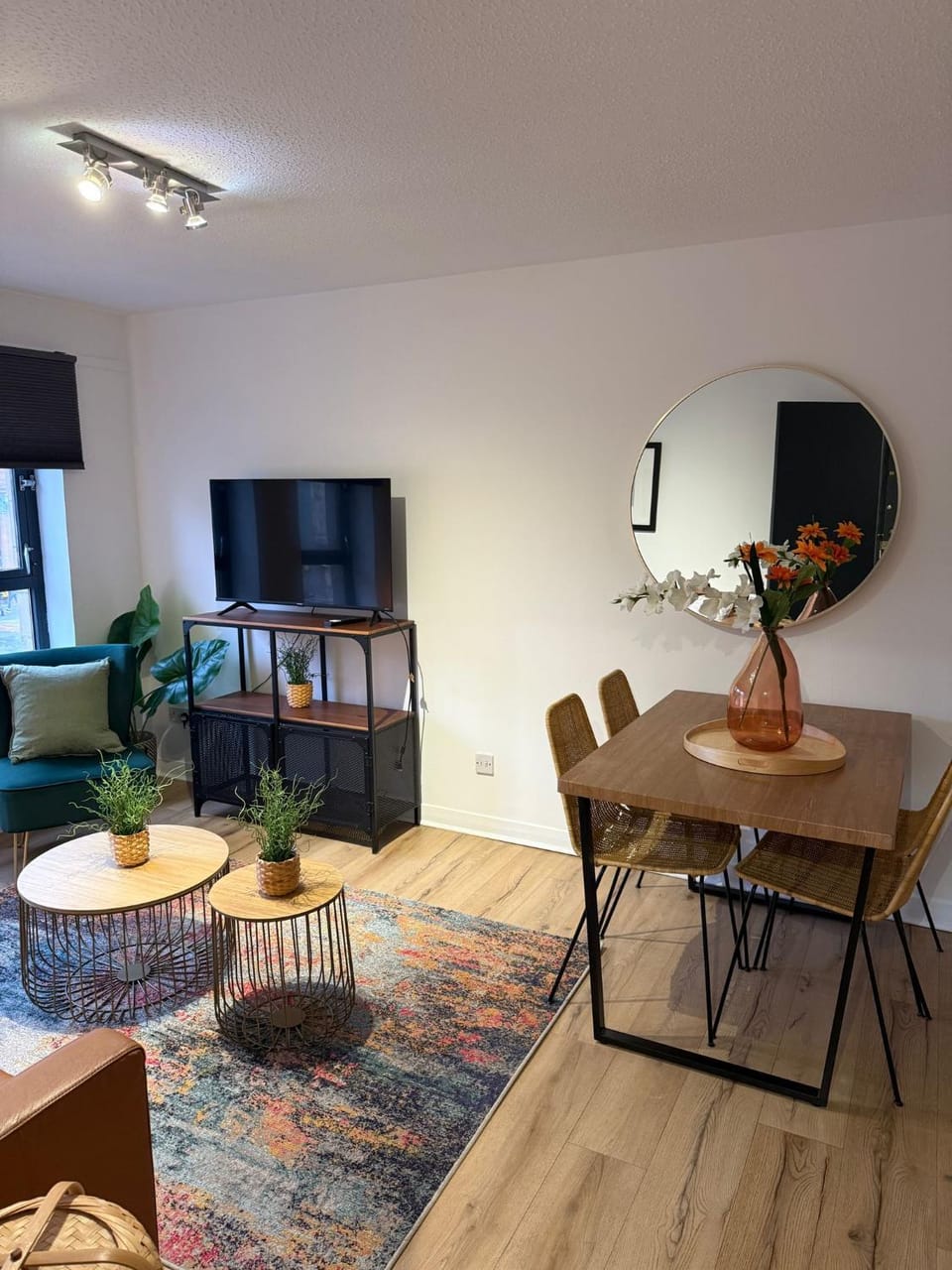 TV and multimedia, Living room, Seating area, Dining area