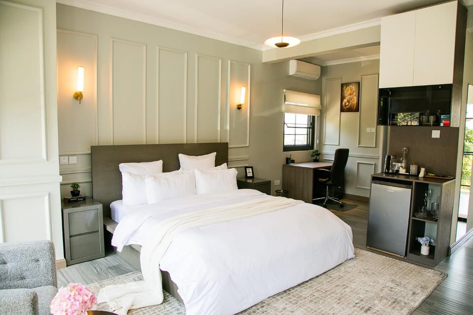 Bed, Kitchen or kitchenette, Photo of the whole room, Seating area, Bedroom, air conditioner