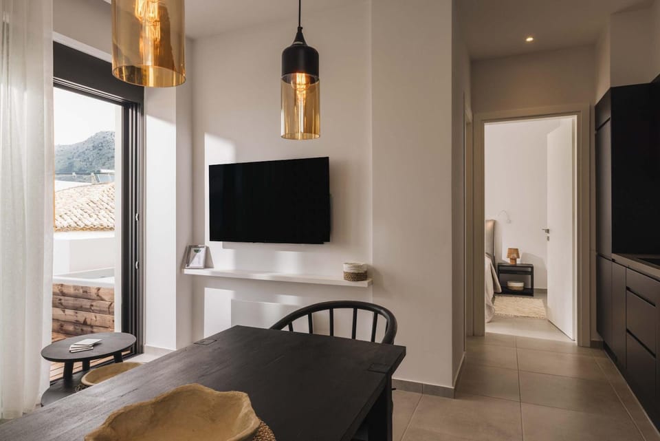 TV and multimedia, Living room, Seating area, Dining area
