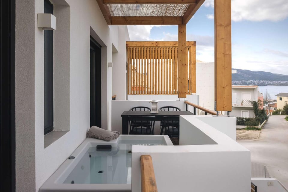 Hot Tub, Balcony/Terrace, Seating area