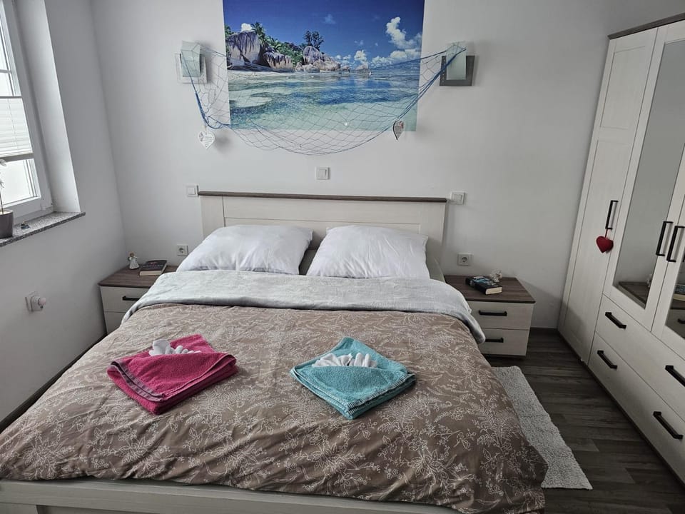 Photo of the whole room, Bedroom, towels
