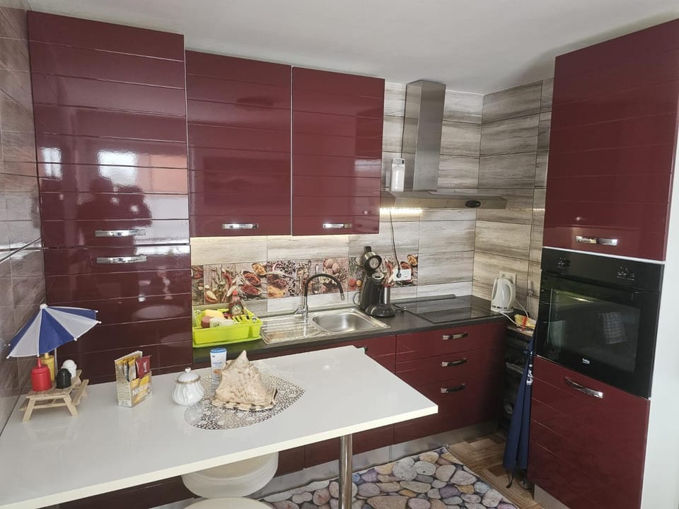Coffee/tea facilities, Kitchen or kitchenette, oven, stove, kitchen