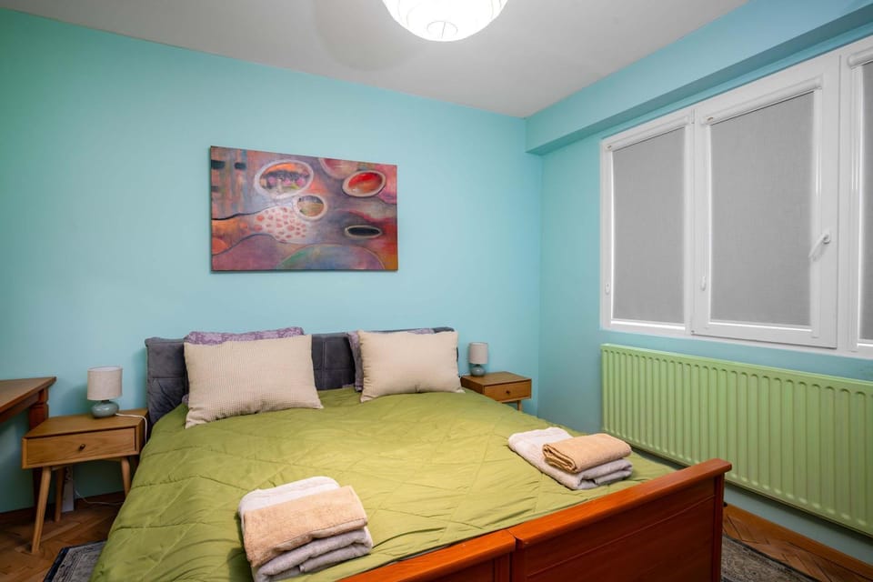 Bed, Photo of the whole room, Bedroom, towels