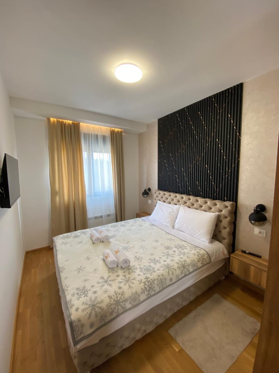 Bed, TV and multimedia, Photo of the whole room, Bedroom, towels