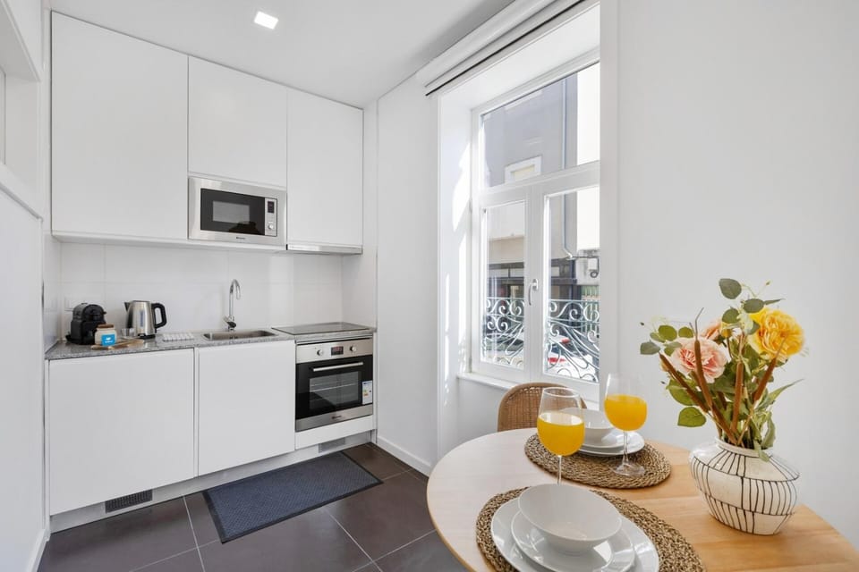 Coffee/tea facilities, Kitchen or kitchenette, Dining area, microwave, minibar, oven, stove, toaster