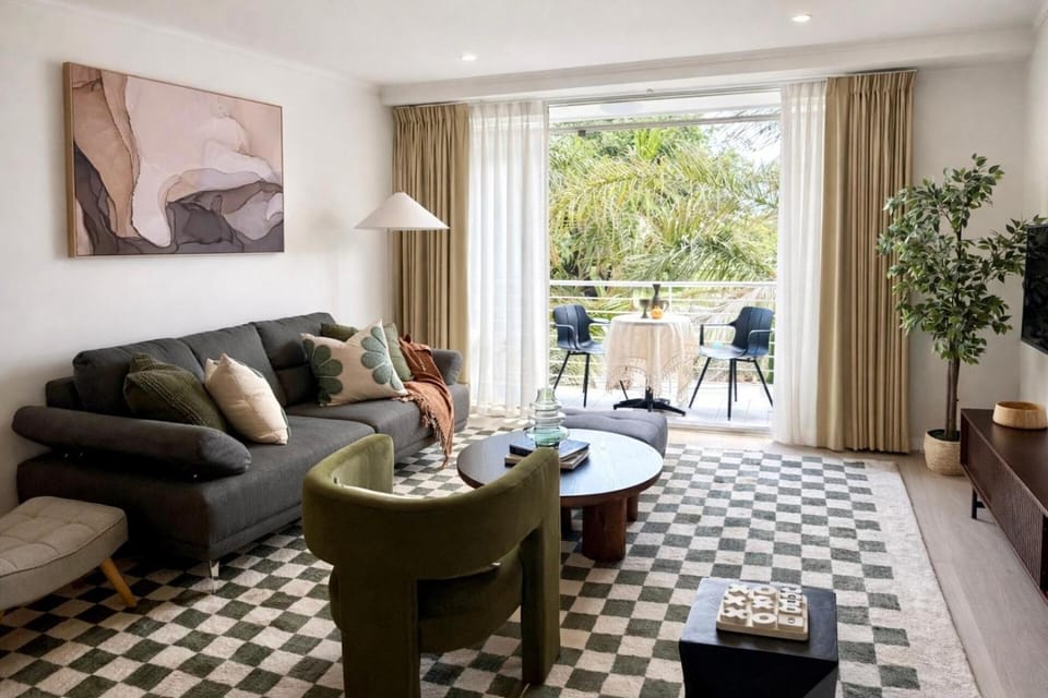 Elegant Waterfront Retreat Harbour & River Views Apartment in Williamstown