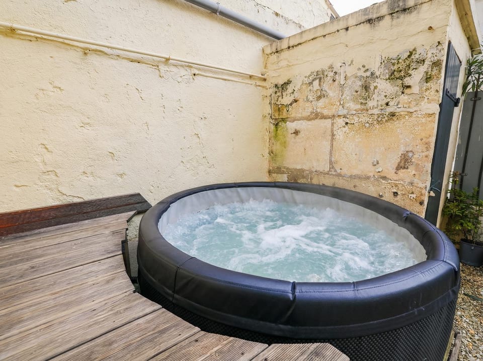 Spring, Summer, Hot Tub, Spa and wellness centre/facilities