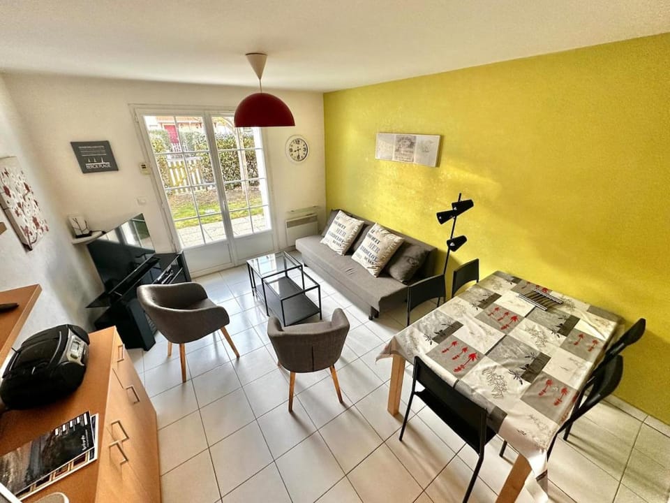 TV and multimedia, Living room, Dining area, Garden view