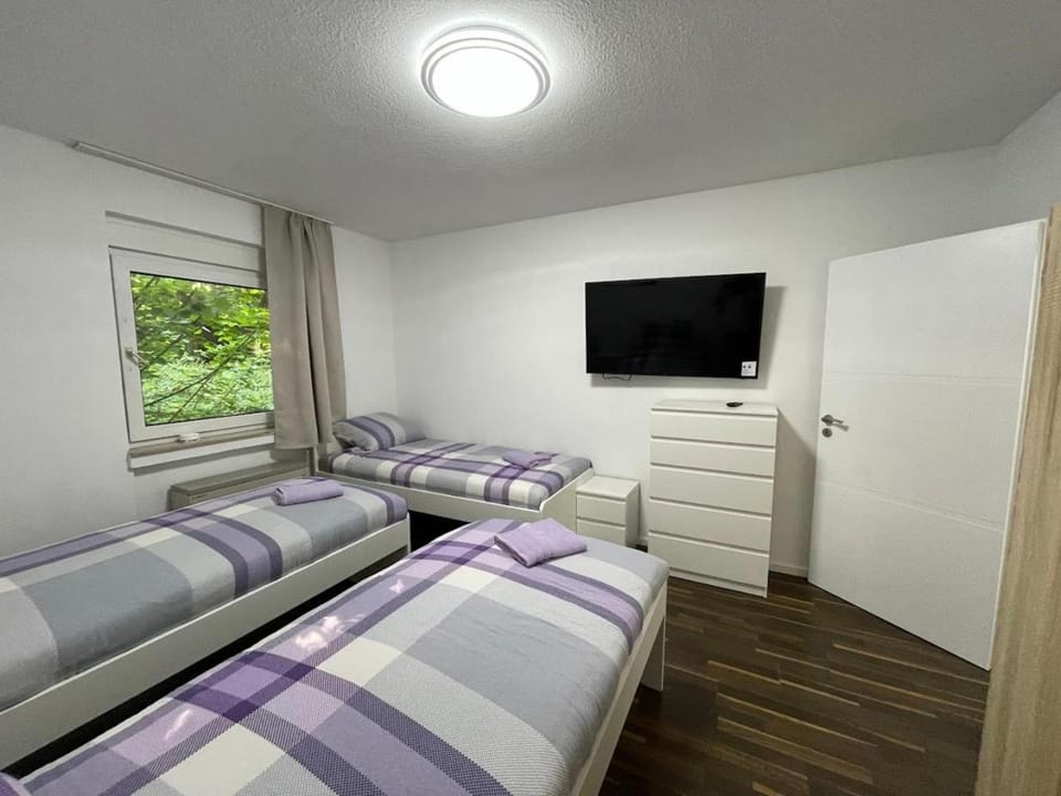 Bed, TV and multimedia, Photo of the whole room, Evening entertainment, Bedroom
